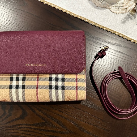 💯 Authentic Burberry Haymarket Check Loxely Crossbody Bag in Dark Plum Color - Picture 3 of 15